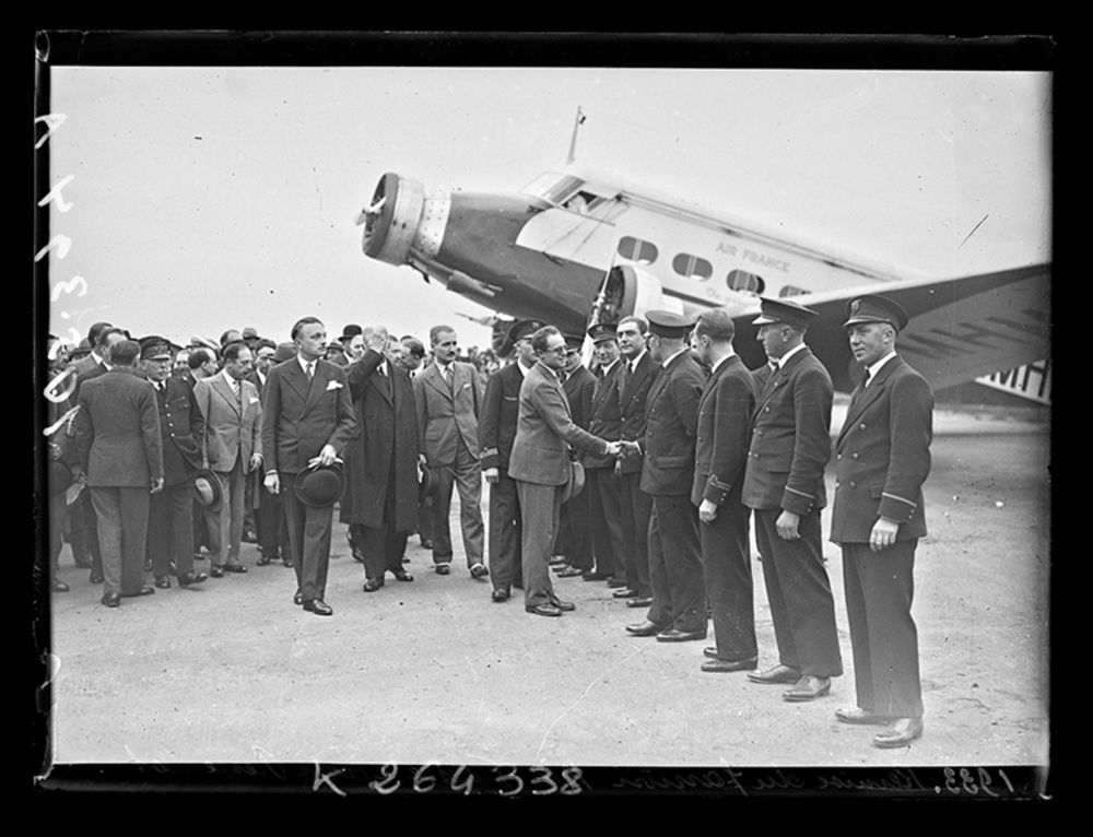 1933, remise du fanion d’Air France aux pilotes.